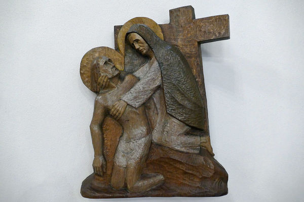 13. Station: Jesus wird vom Kreuz genommen und in den Schoß seiner Mutter gelegt 